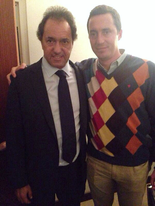 Dos personas posan juntas en un ambiente interior.