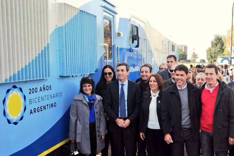Grupo de personas junto a un tren con la inscripción Bicentenario Argentino.